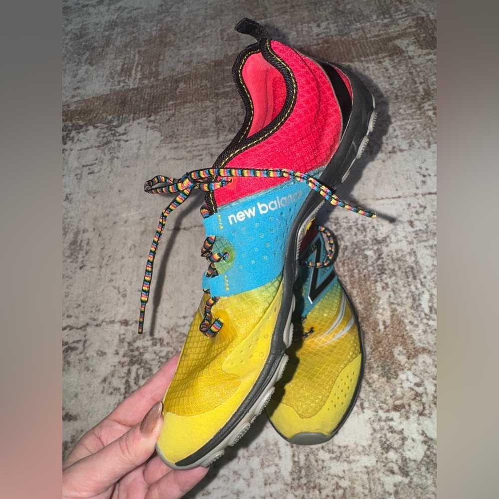 New Balance Minimus Trail Shoes size 9 WT20M2 Red/blue/yellow Multicolor Sneaker - Picture 4 of 13